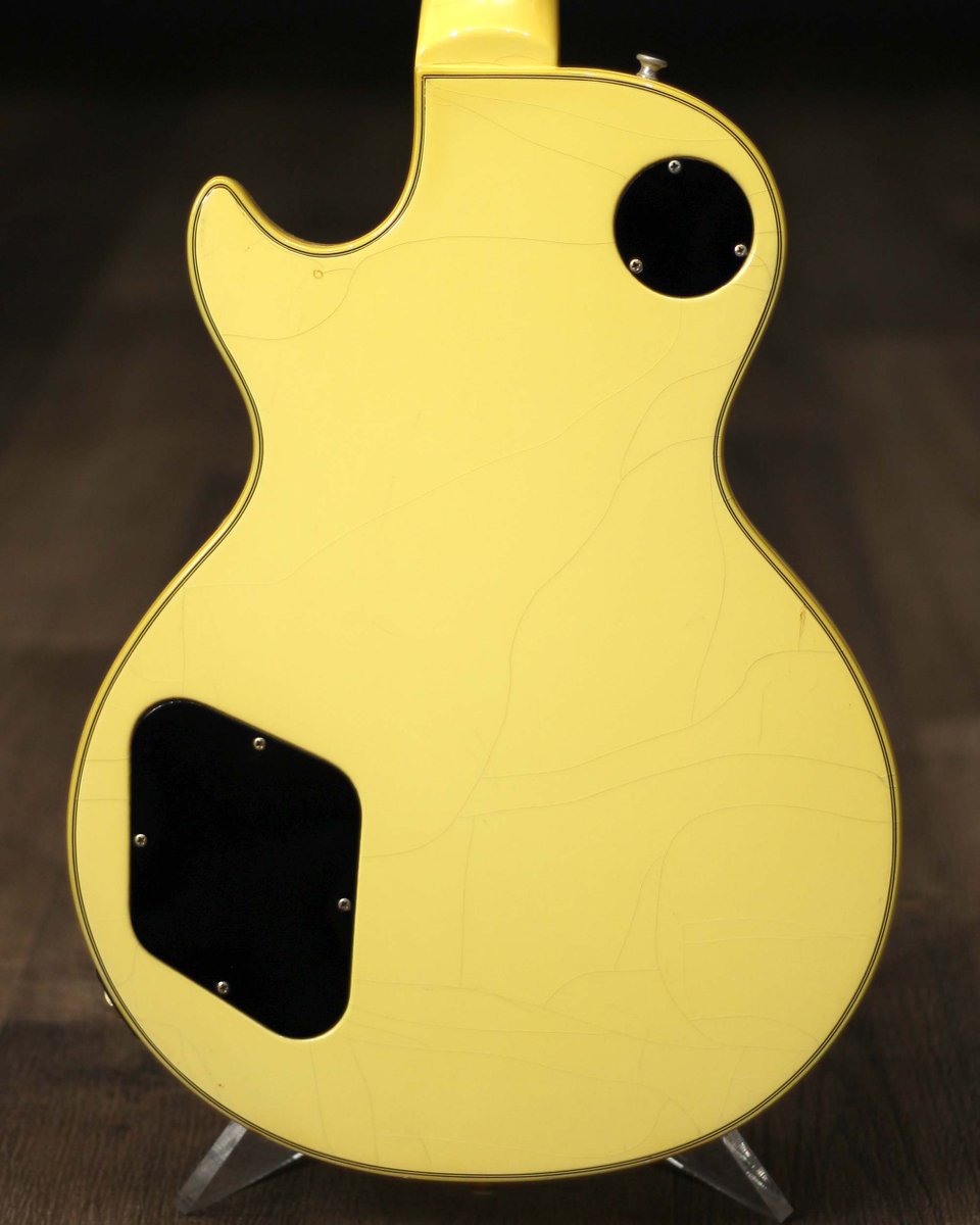 218Guitars's tweet photo. Gibson 20th Annniversary 1974 Les Paul Custom White

1954年の発売から20周年を記念し、15フレットのインレイに「20th Anniversry」が刻印されたホワイトフィニッシュの1974年製 Gibson Les Paul Custom。

塗装の色焼け、ウェザーチェック、スタンドによる塗装焼けなど経年相応の使用感はあるものの、極端に大きなダメージや木部の修理歴などは無く、演奏��も良好でしっかり使える”格好良い”レスポールカスタムです。