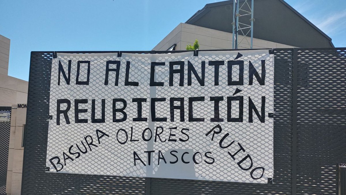 telemadrid's tweet photo. Vecinos de Montecarmelo vuelven a protestar bajo la lluvia contra la ubicación del cantón   https://t.co/5l4JWgYrz7 https://t.co/HHmRcNJ18c
