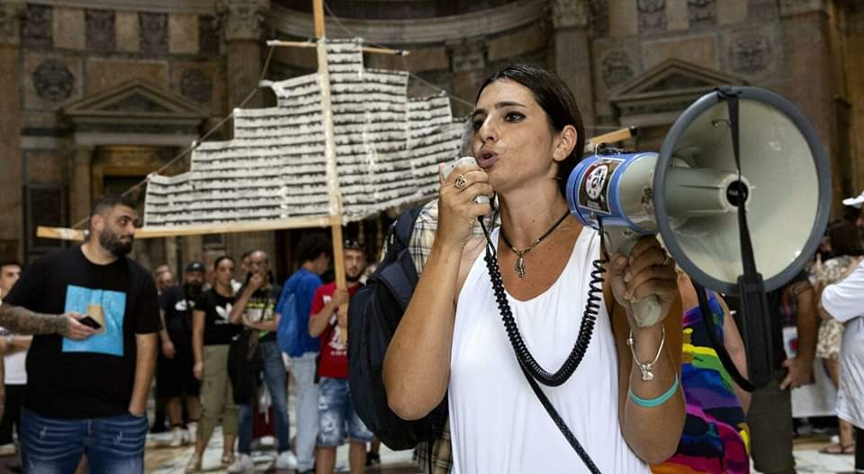 miriconosci's tweet photo. Venerdì il Comitato Le Vele di #Scampia ha invaso e occupato il #Pantheon per manifestare contro i tagli dei progetti Pnrr per il quartiere. Una protesta di rara forza ed efficacia. 1/ https://t.co/hFX40ncTpw