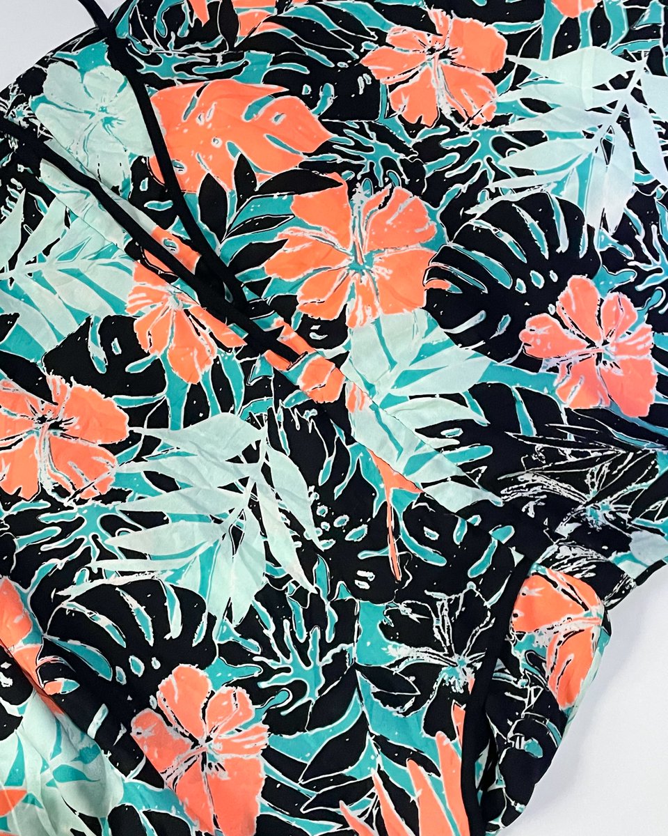 People will stare, make it worth their while 

Play Suit available at N4,000

paystack.shop/getyoureup

#beach #women #womenfashion #getyoureup #explore #fashion #thrift
