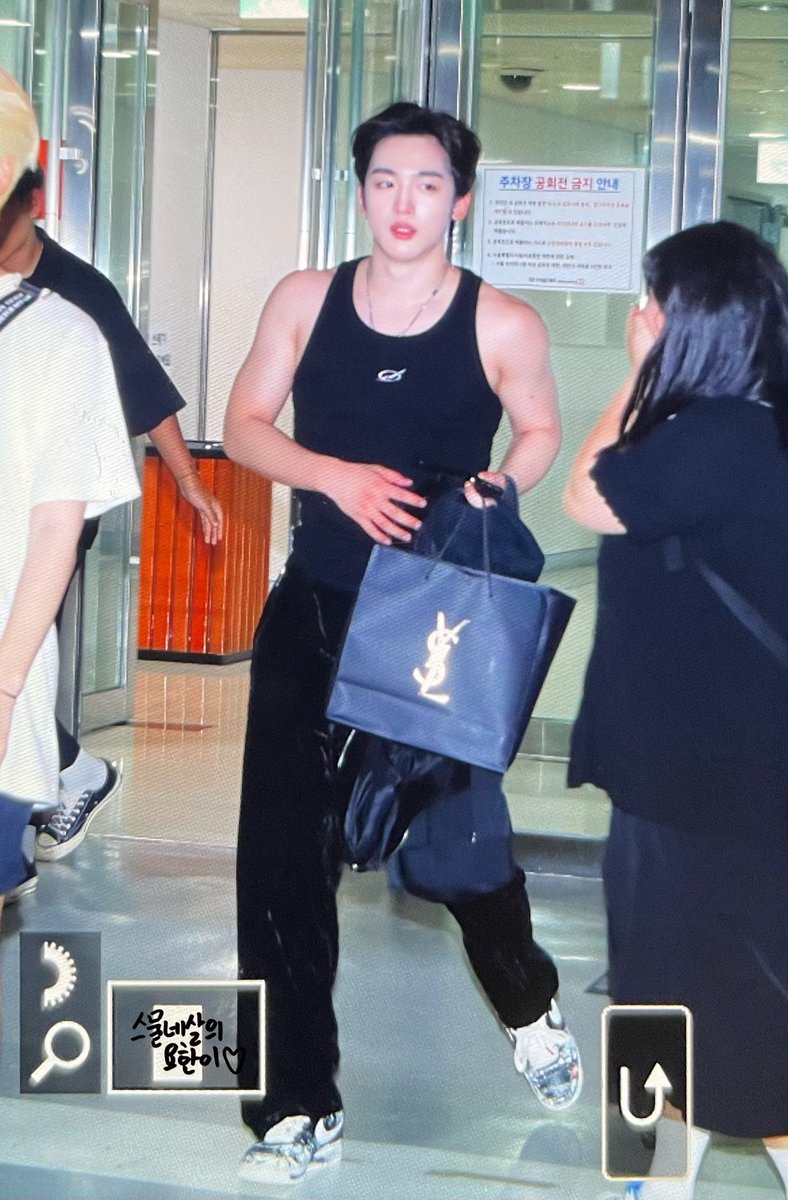 DYNN_0922's tweet photo. 230918 누리꿈스퀘어 대면팬싸 퇴근

●▅▇█▇▆▅▄▇ 
DYNN 여기서 잠들다

#김요한 #KIMYOHAN #ヨハン
#위아이 #WEi @WEi__Official https://t.co/xfRQChnHN7