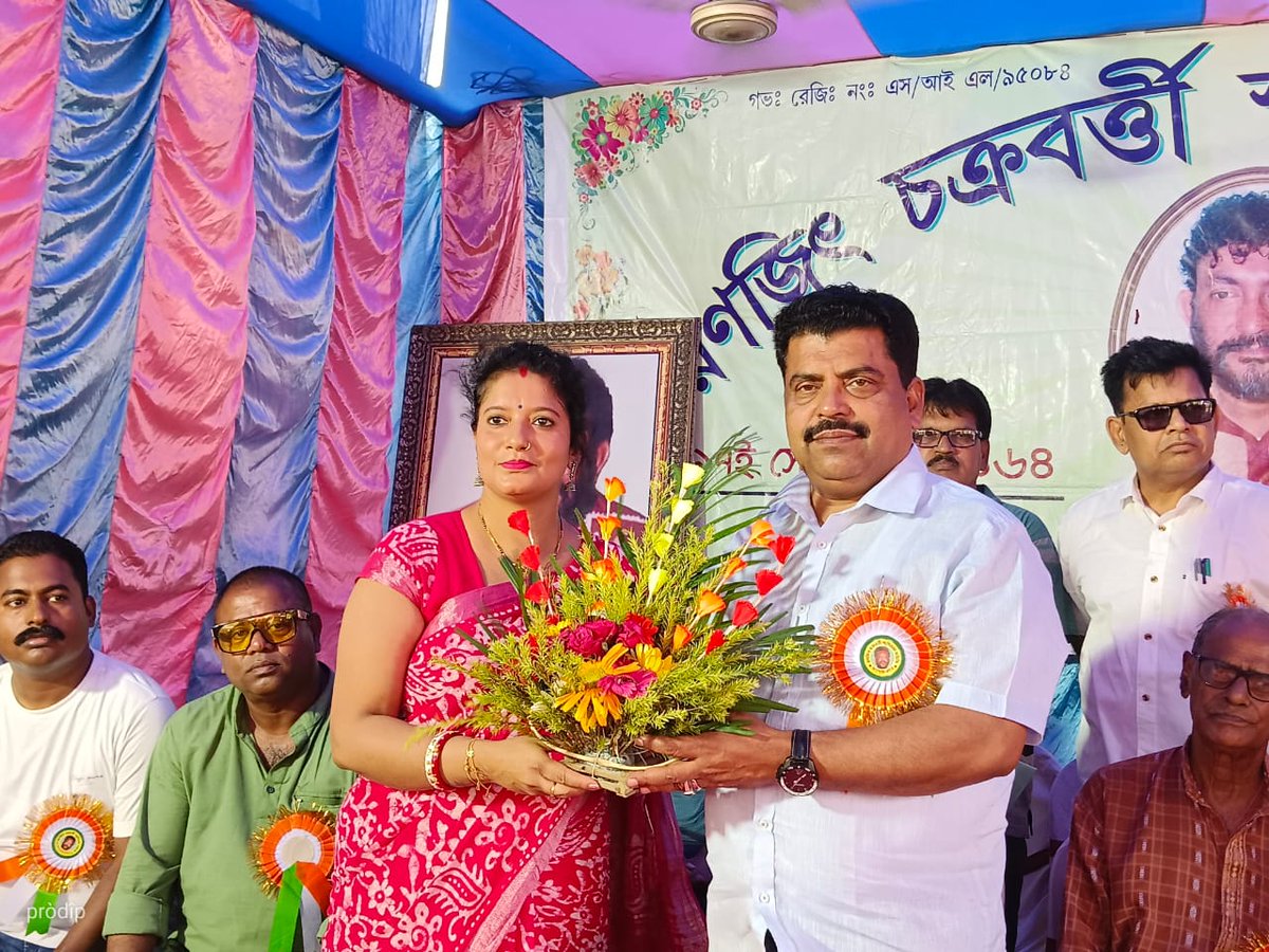 narayangoswamii's tweet photo. ♦️আজ রণজিৎ চক্রবর্ত্তীর(রনা দা) জন্মদিবস উপলক্ষ্যে রণজিৎ চক্রবর্ত্তী স্মৃতিরক্ষা সমিতির উদ্যোগে আয়োজিত রক্তদান শিবির এবং বস্ত্র বিতরণ অনুষ্ঠানের কিছু মূহুর্ত |
#AshoknagarAssembly
#blooddonation
@AITCofficial @MamataOfficial @abhishekaitc https://t.co/PIz41eEDX5