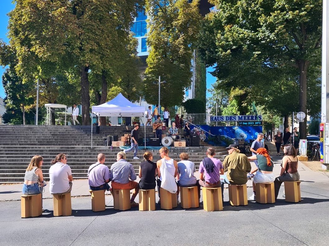 Aufbau der Kuppel beim STRASSENFEST DER KLIMABEWEGUNG 💚

Dome Talk um 16.00 Uhr – Thema: „Wie können wir gemeinsam Verantwortung übernehmen?“

<a href="/eulenfenster/">Florian Wagner</a>