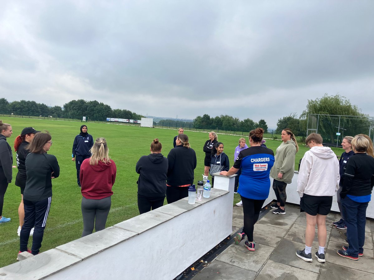 Underway at the female ECB Foundation Coach @LowMoorHTCC dull weather, bright group and female ECB Developers, happy days! @Tayaba_Parveen @elltelf @alisonmarch