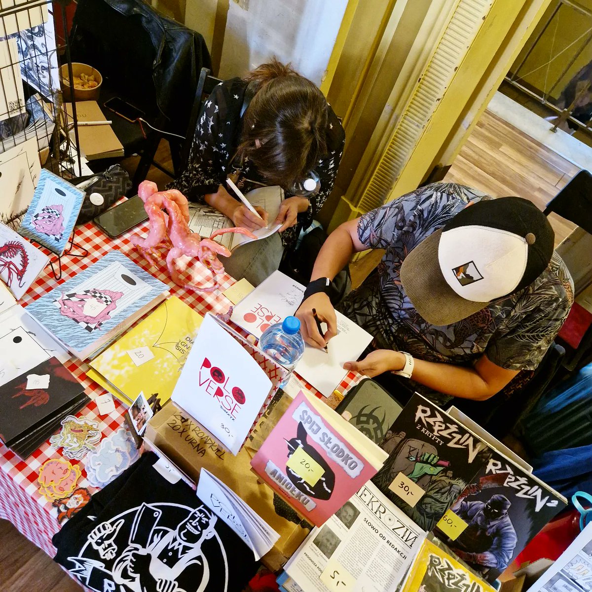 nerdheimpl's tweet photo. Za dużo gadania, za mało zdjęć! Ale coś tam udało się pozbierać w ramach pamiątki z #poznanzinfest To był bardzo udany festiwal, świetne targi i inspirująca rozmowa o #zin.ach #riotgrrrl i innych ❤️

#makezinesnotwar #ziny #komiksy #sztuka #targisztuki #nerdzenie https://t.co/UxQlTS9cIc