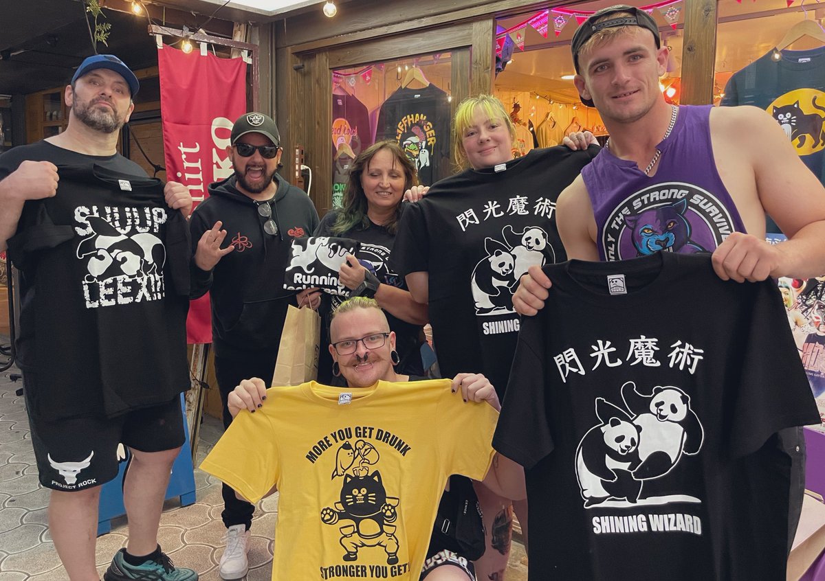 souko1go's tweet image. 琉球ドラゴンプロレスのディンゴさんと今日の興行に参戦されていたオーストラリアのディーン・ドラヴェンさん、ジョーイ・フォックスさんたちがご来店くださいましたー!ありがとうございます!^_^