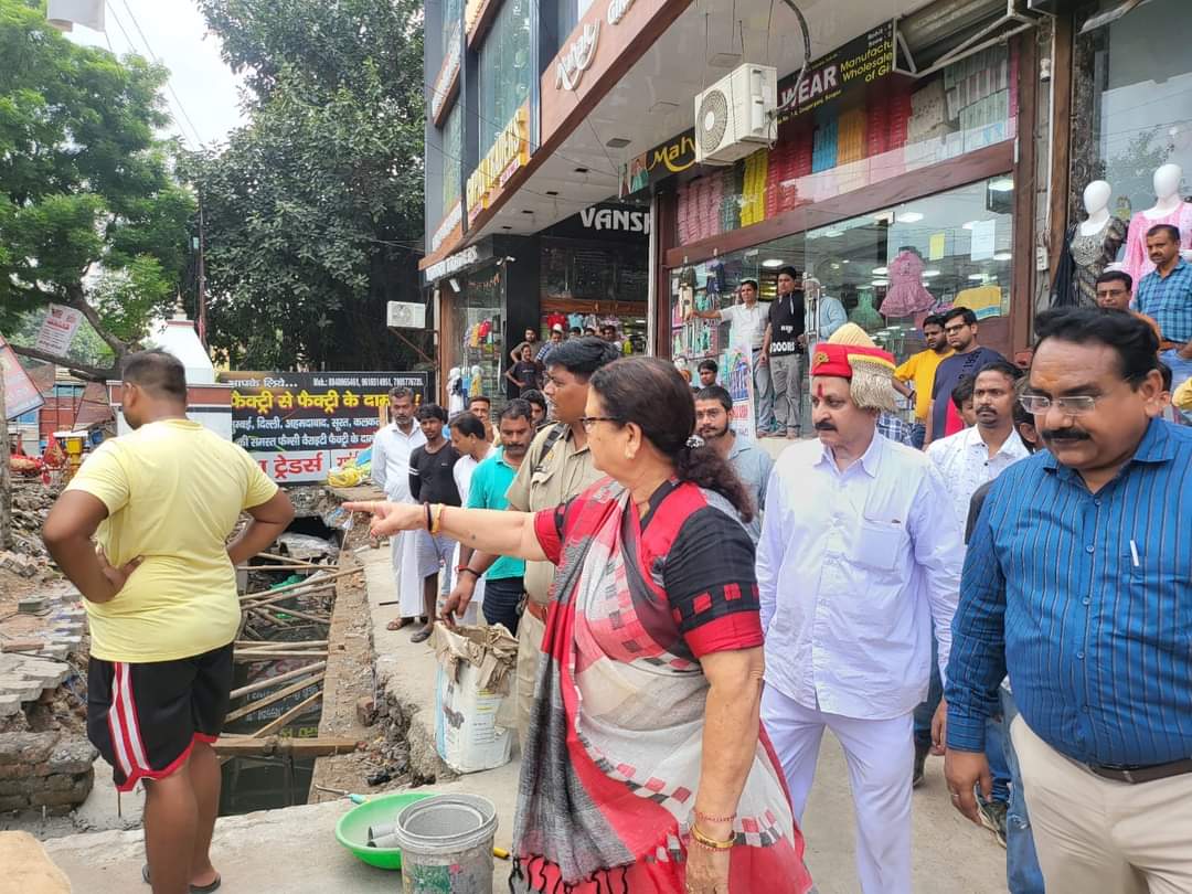 मा० #महापौर जी द्वारा आज जोन 4 व जोन 1 में विभिन्न सड़कों का निरीक्षण किया गया। इस दौरान इलाके में हुए अतिक्रमण को जल्द से जल्द हटाकर सड़कों का मरम्मत कराने के निर्देश दिए गए।

#कानपुर

<a href="/mayorkanpur/">Pramila Pandey ( मोदी का परिवार)</a> @NagarVikasUP <a href="/DMKanpur/">DM Kanpur Nagar</a> <a href="/ChiefSecyUP/">S.P. Goyal, Chief Secretary, GoUP</a> <a href="/SwachhBharatGov/">Swachh Bharat Urban</a> <a href="/CMOfficeUP/">CM Office, GoUP</a> <a href="/MoHUA_India/">Ministry of Housing and Urban Affairs</a>