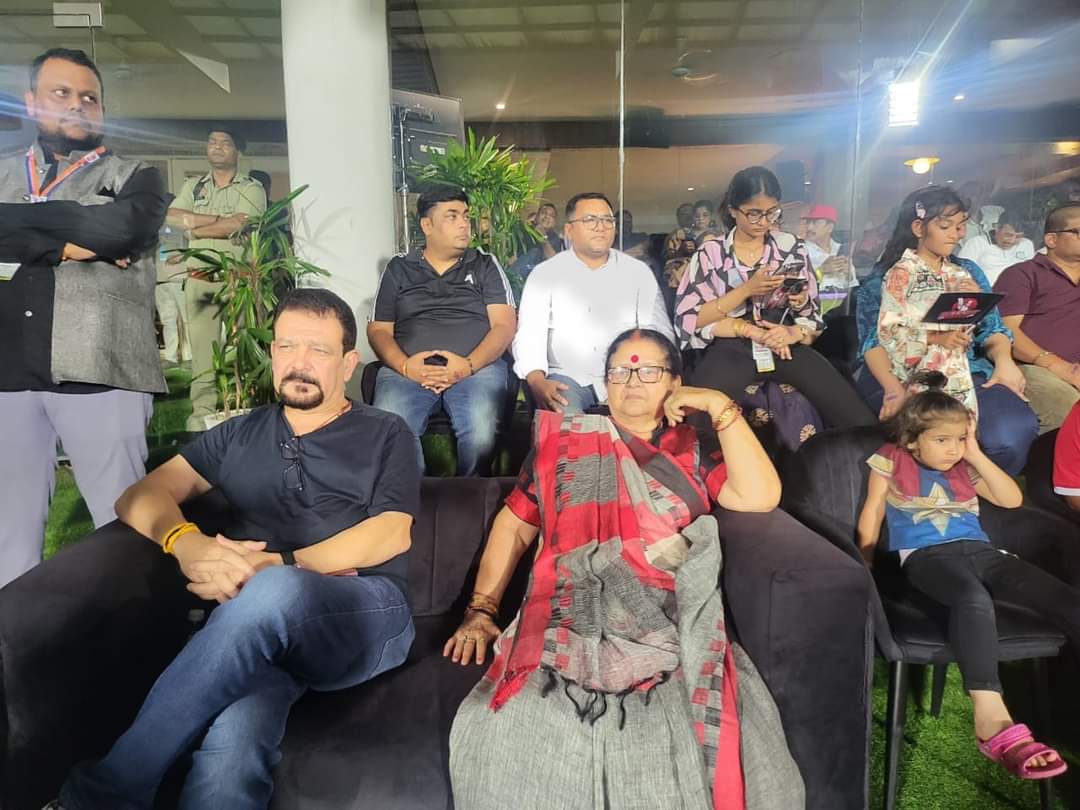 मा० महापौर जी द्वारा ग्रीन पार्क स्टेडियम में यूपी टी20 लीग का फाइनल मैच देखा गया। मैच के शुभारंभ के अवसर पर मौजूद रहकर दोनों टीमों के खिलाड़ियों से परिचय प्राप्त करके अपनी शुभकामनाएं दी।

#कानपुर

<a href="/mayorkanpur/">Pramila Pandey ( मोदी का परिवार)</a> @NagarVikasUP <a href="/DMKanpur/">DM Kanpur Nagar</a> <a href="/ChiefSecyUP/">S.P. Goyal, Chief Secretary, GoUP</a> <a href="/CMOfficeUP/">CM Office, GoUP</a> <a href="/MoHUA_India/">Ministry of Housing and Urban Affairs</a>