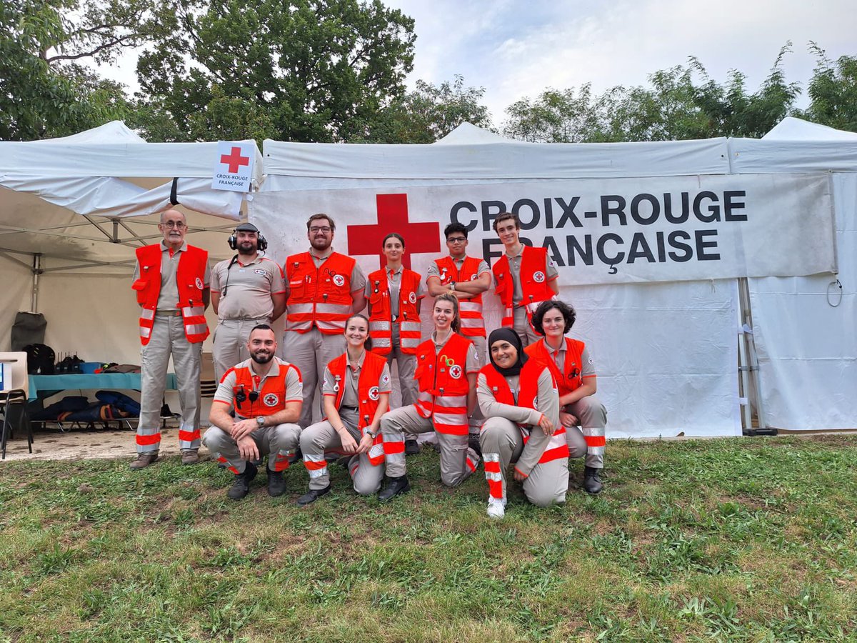 CRFCLAMART's tweet image. Un rendez-vous annuel : le concert de rentrée de la @VilleDeClamart . La Croix-Rouge de Clamart gère le dispositif de secours. Merci à @Mae_Officiel pour son clin d’œil sur scène ♥️ merci aussi à @CRFboulogne #Colombes et #Meudon pour le renfort @CroixRouge