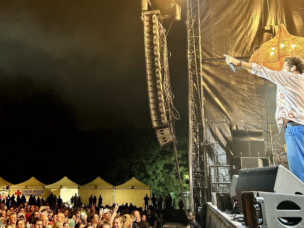 CRFCLAMART's tweet image. Un rendez-vous annuel : le concert de rentrée de la @VilleDeClamart . La Croix-Rouge de Clamart gère le dispositif de secours. Merci à @Mae_Officiel pour son clin d’œil sur scène ♥️ merci aussi à @CRFboulogne #Colombes et #Meudon pour le renfort @CroixRouge