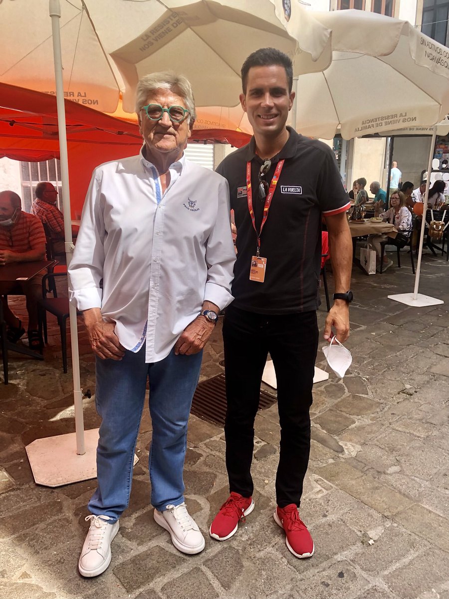 Por su vinculación con Sabiñánigo, tuve la ocasión de compartir un buen rato con Don Pepe Domingo en su pueblo natal, Padrón. Recuerdos de mi infancia escuchando su voz en la radio. Único e inigualable. DEP LEYENDA 🎩
