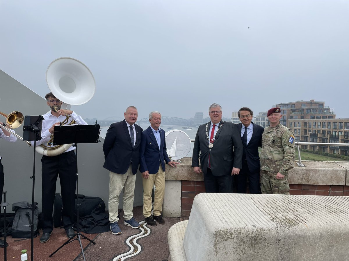 Vandaag 17 september Wall-Vector onthuld door <a href="/sunsetmarche/">SUNSET MARCHE</a> <a href="/gem_Nijmegen/">Gemeente Nijmegen</a> en @lre_foundation .Indringend verhaal over de Waalcrossing  1944 op deze iconische locatie.