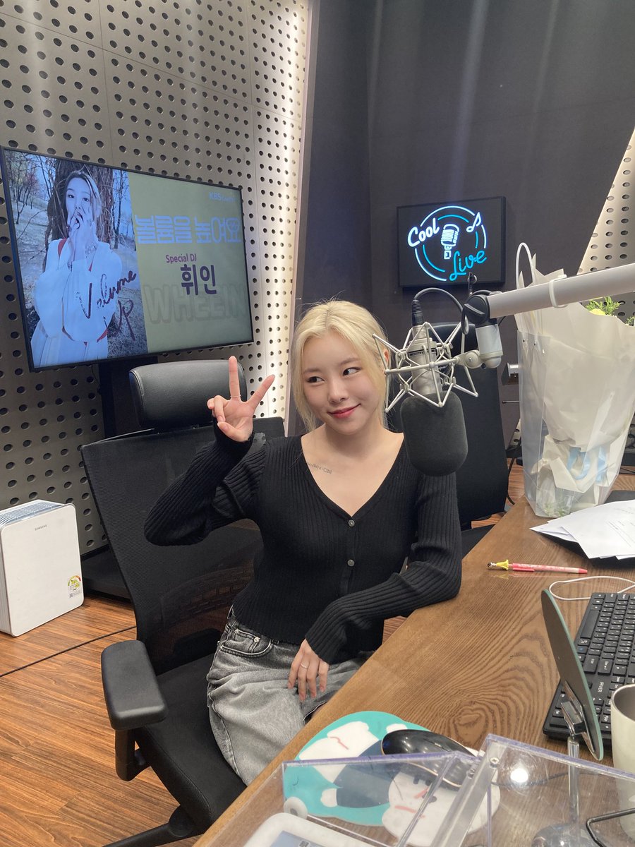 THEL1VE_LABEL's tweet photo. [#WheeIn] 
잠시 후, PM 8시!
89.1MHz #볼륨을높여요 📻
스페셜 DJ #휘인 이와 함께 만나요!
본방사수🤙🏻 https://t.co/ulOkONLhhv