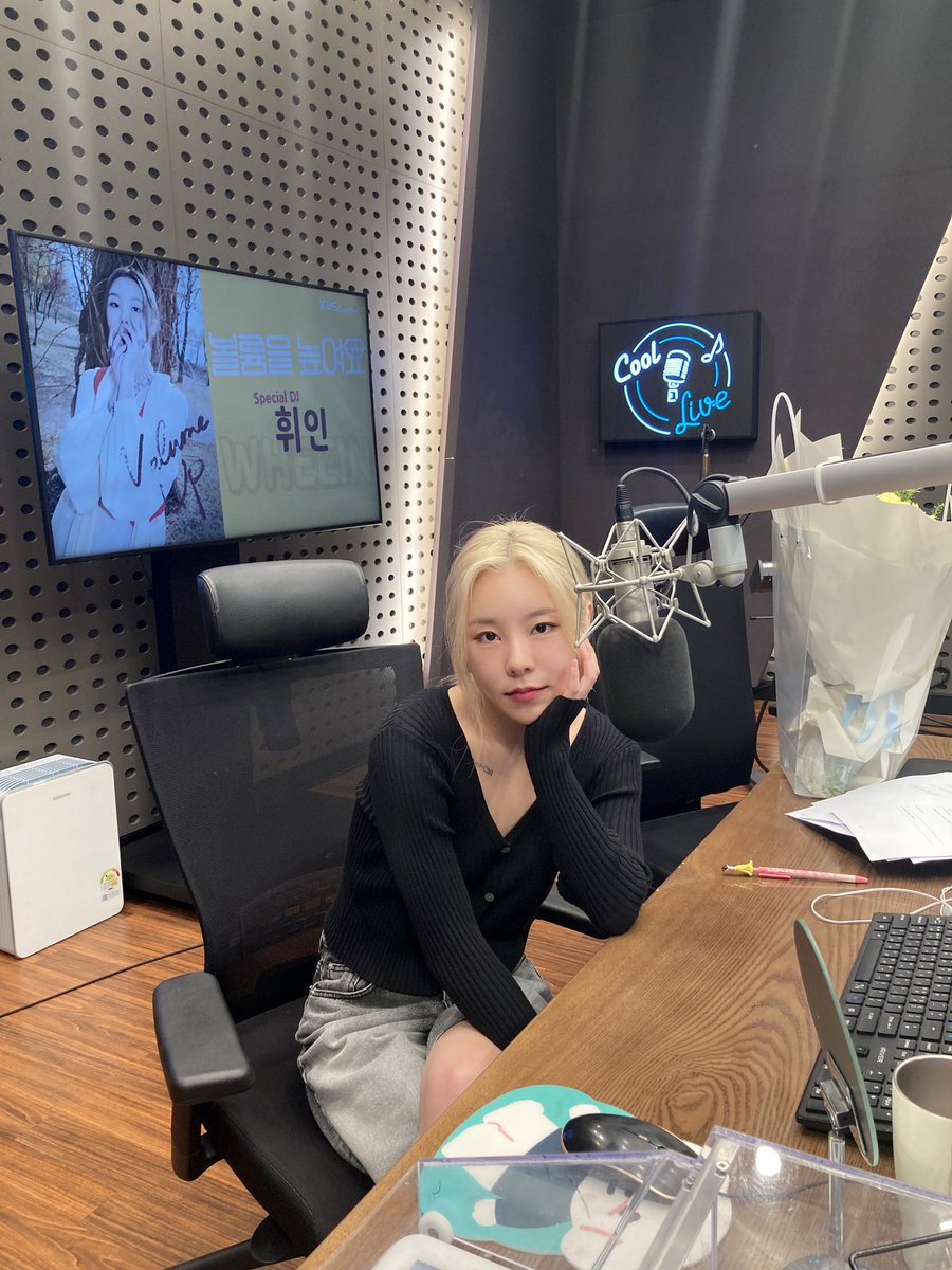 THEL1VE_LABEL's tweet photo. [#WheeIn] 
잠시 후, PM 8시!
89.1MHz #볼륨을높여요 📻
스페셜 DJ #휘인 이와 함께 만나요!
본방사수🤙🏻 https://t.co/ulOkONLhhv