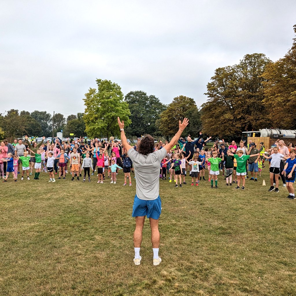 runwritekirsty's tweet image. Thanks so much @thebodycoach for bringing your family along to @Lalehamjpr and shining a light on the joy that is juniors ♥️

Free, weekly, fun way to move about with your family EVERY week. And with 400+ in the UK, there'll be one near you 🫵

Come see us again soon Joe! 😊