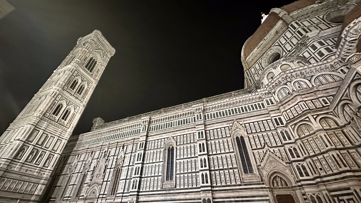 【イタリア🇮🇹フィレンツェ歴史地区】 夜のドゥオーモを横から見上げてみると、、 また違った迫力が！✨ 左側がジョットの鐘楼。 夜はまた違った雰囲気があって素敵、、！ #イタリア #フィレンツェ #海外旅行 #ドゥオーモ #ジョットの鐘楼