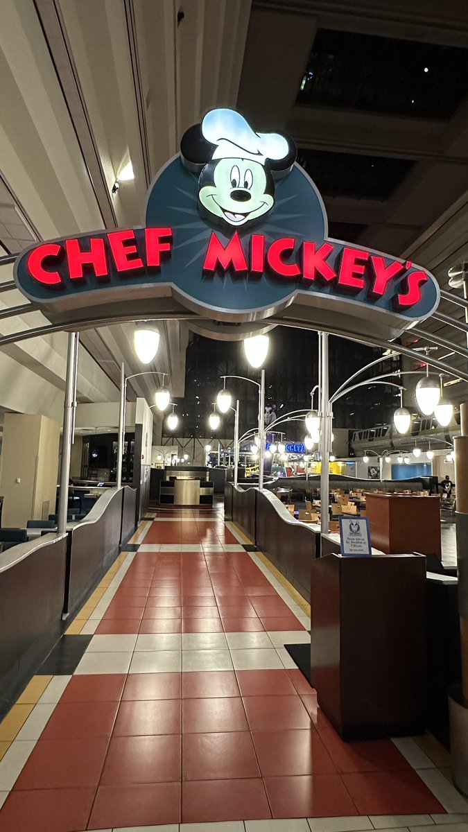 MarkLForrest's tweet photo. We’ve just had a tour of #ChefMickeys here at the #ContemporaryResort and been advised that walk up bookings are available so don’t worry if you can’t book in advance. Turn up before opening of breakfast or dinner or 8pm for the best chance. #TopTip https://t.co/8jAJZVxVvW