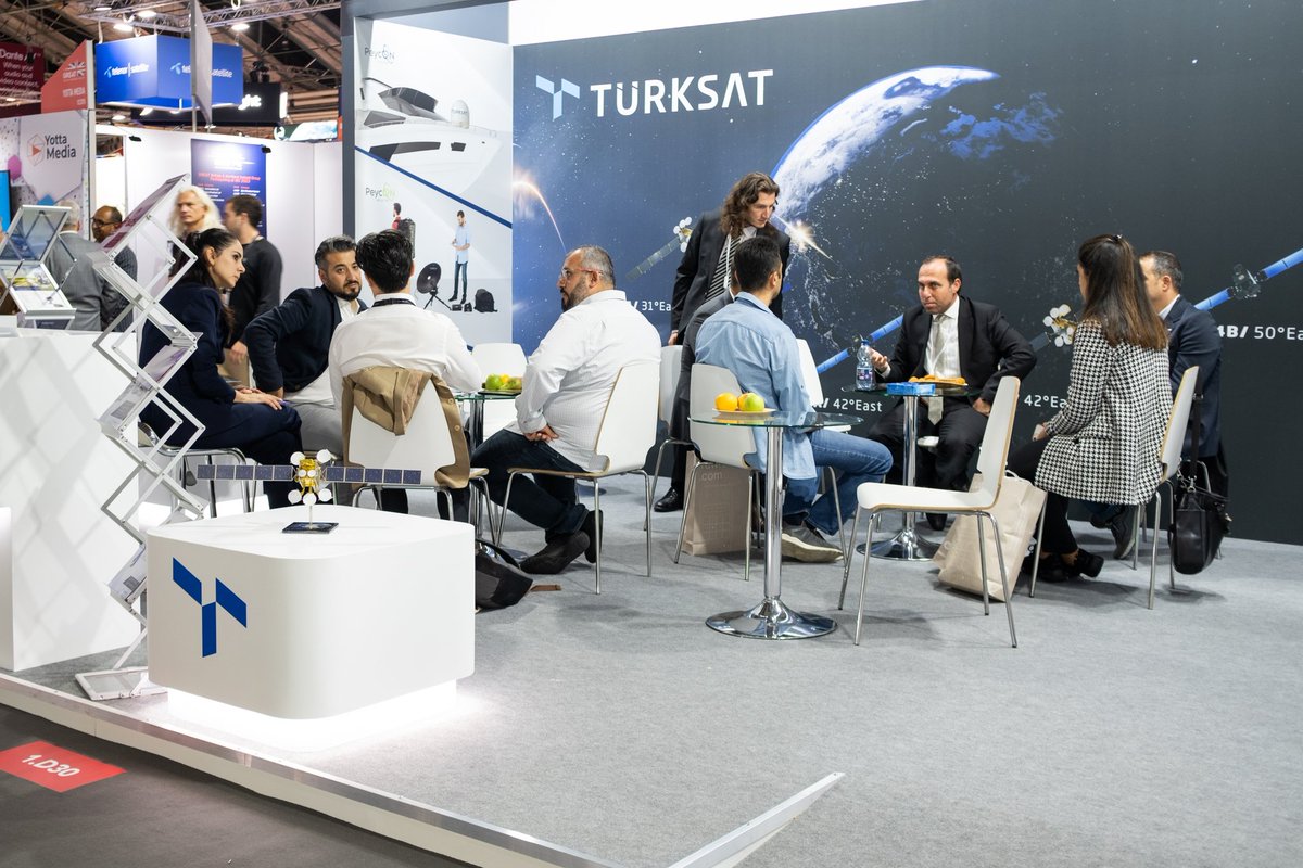 turksat's tweet image. 170 ülkeden 40 binden fazla katılımcının bulunduğu en büyük iletişim ve yayıncılık fuarı #IBC2023'ün 3.günündeyiz.