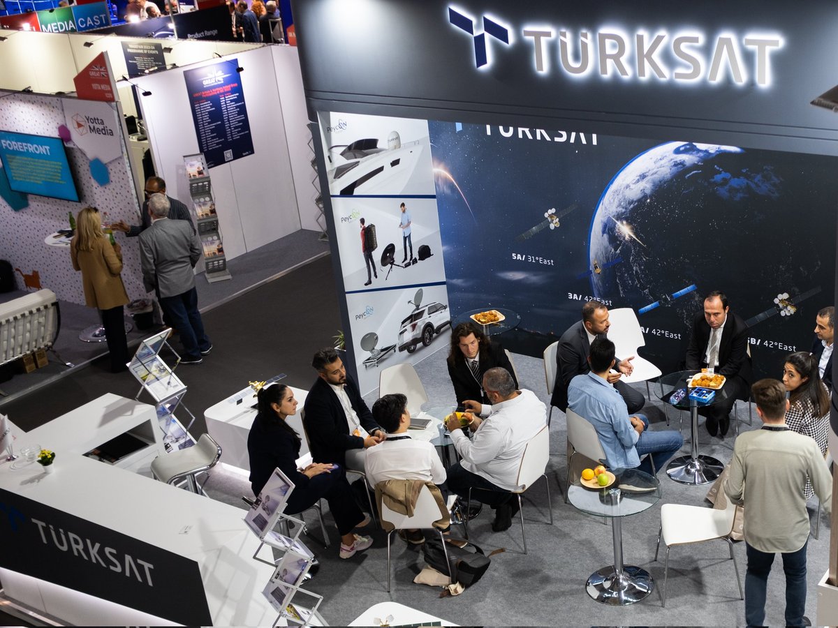 turksat's tweet image. 170 ülkeden 40 binden fazla katılımcının bulunduğu en büyük iletişim ve yayıncılık fuarı #IBC2023'ün 3.günündeyiz.