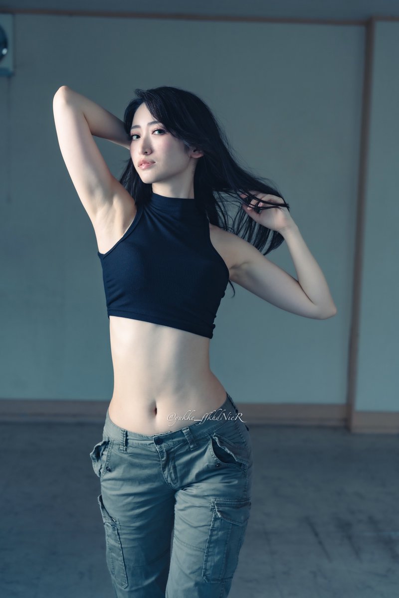 へそ出しわき見せホルターネックお姉さん