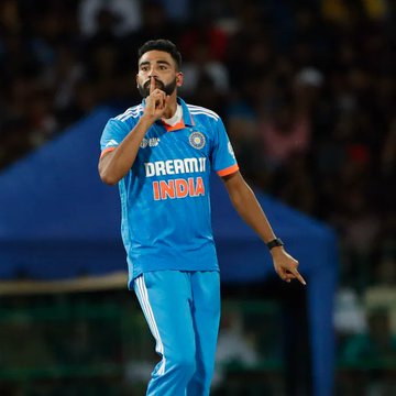 pradum099's tweet photo. FIVE WICKET HAUL BY MOHAMMAD SIRAJ IN JUST 16 BALLS....!!!

A spell of 5/4 in 2.4 overs - this is a historical spell! https://t.co/1hd9ZglfKl