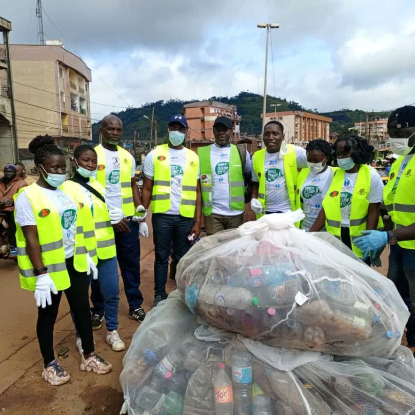 jcicameroun's tweet photo. WORLD CLEAN UP DAY 2023
#JCICameroun, @letsdoitcameroon, @CNEDD et les autres partenaires, un exemple réussi de partenariat associatif gagnant.
Ce samedi 16 sept 2023, dès 6h00 tout le triangle national a été pris d'assaut par un déploiement massif de representants ...
1/ https://t.co/mbmY4RlkMy