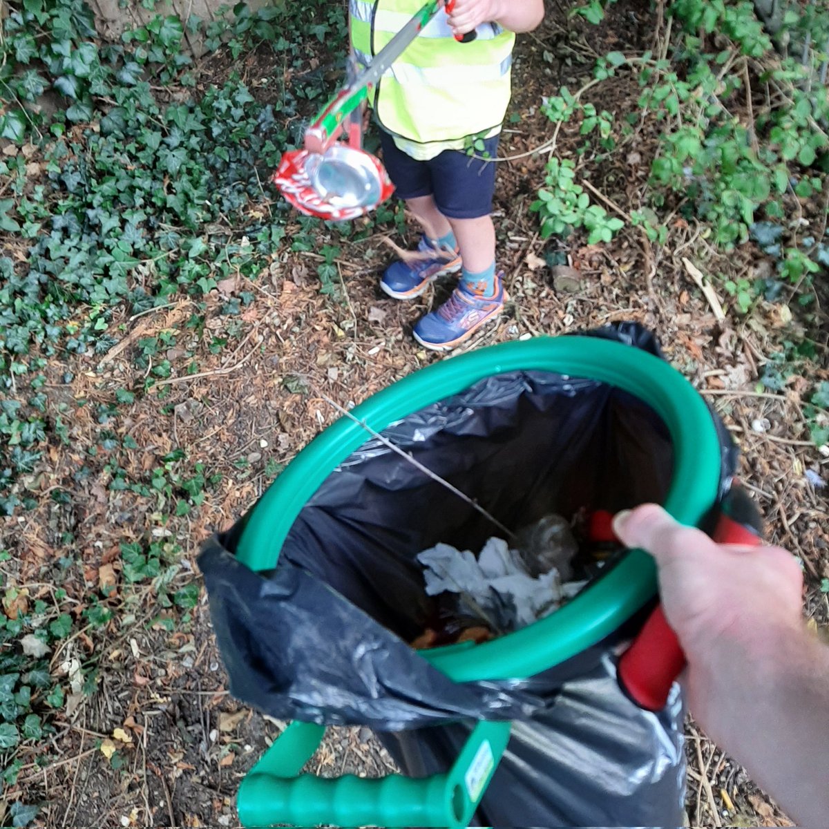 18 of the #Billericay Litter Pickers collected 13 sacks of #litter in and around Lake Meadows yesterday, making our local park a cleaner place for the community to enjoy and a safer place for wildlife to live 🚯🚮💚

#litterpick #communitygroup #worldcleanupday