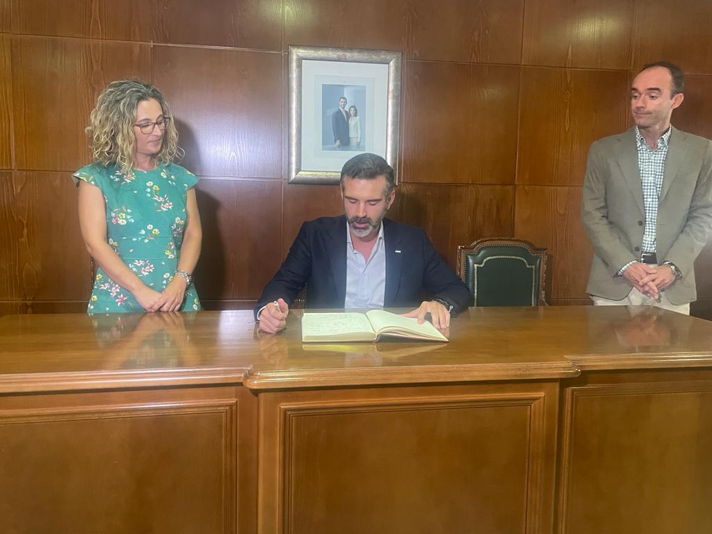 MedioAmbAND's tweet image. 🟢La @AndaluciaJunta acompañará a #Rioja en su propósito de ser referente en desarrollo económico sostenible, en el marco de la #RevoluciónVerde 🍃y "desde lo local" 🗨️ @RamonFPM
🔗juntadeandalucia.es/organismos/sos…