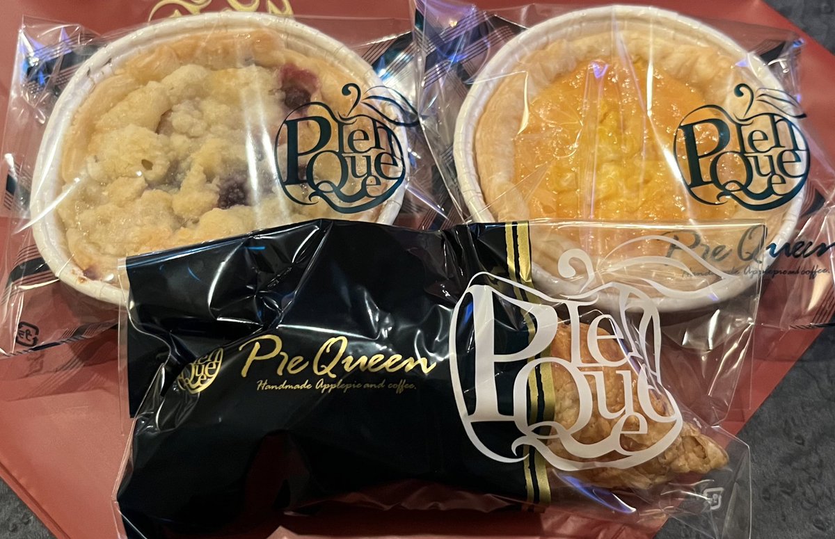 109kichi's tweet photo. もぐもぐタイム
#パイクイーン #PieQueen
#アップルパイ
#北海道とうきびパイ ←激うま！
#ラズベリーアップルパイ ←だったかな？
アップルパイは温めてバニラアイスのっけたら最＆高✨（今日はやらなかったけど） https://t.co/eoUFAdE1i8