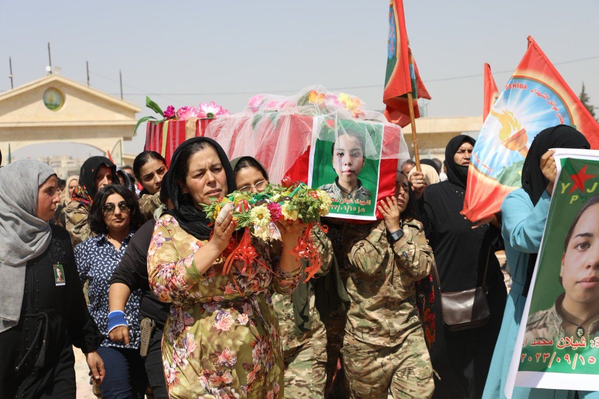 civaka_azad's tweet photo. Wer "Jin Jiyan Azadî" ruft, sollte die Jîna-Revolution im Iran genauso verteidigen wie die Frauenrevolution in Rojava. Der türkische Staat hat diese drei Kämpferinnen der YPJ in Nordsyrien ermordet, doch der Aufschrei in Deutschland und Europa bleibt aus. https://t.co/rFS9UKcGJj