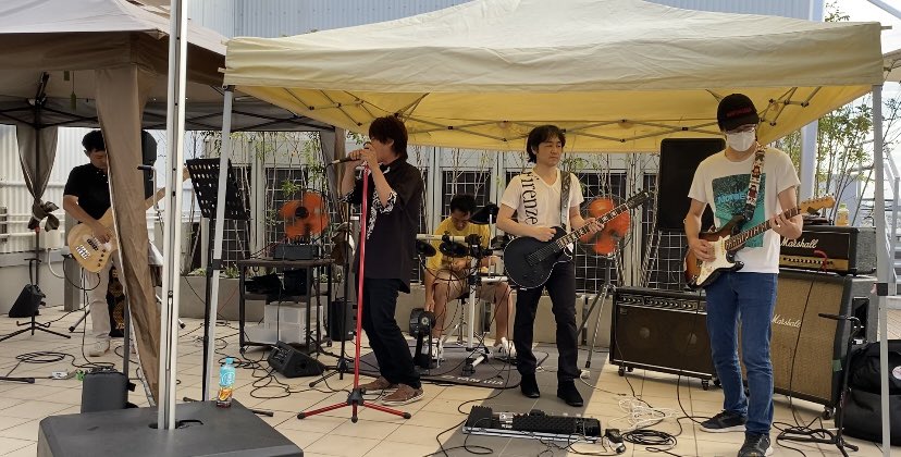 39mm10's tweet photo. 神戸屋秋祭り！
楽しい１日でした
久々のAnother futureライブ！
セットリスト
①イチブトゼンブ/B'z
② Seventh Heaven/B'z
③球根/THE YELLOW MONKEY
④LIFE/オリジナル
来てくれた皆さんありがとうございました https://t.co/TjOkZblZ1T