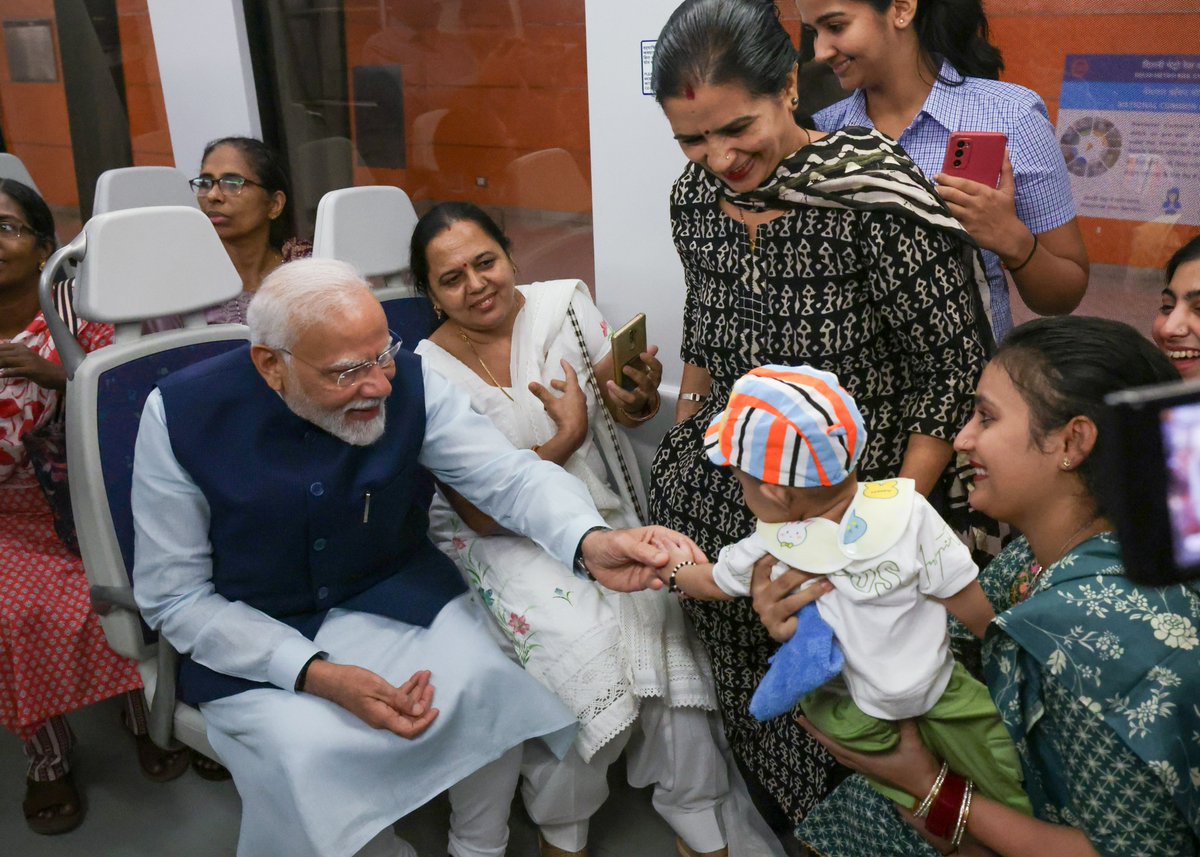 BJP4India's tweet photo. जन्मदिन के अवसर पर अपने परिवारजनों के साथ देश के प्रधान सेवक के कुछ मनमोहक पल। 

#HappyBdayModiJi #SevakBharatKa https://t.co/PCk9HHei1L