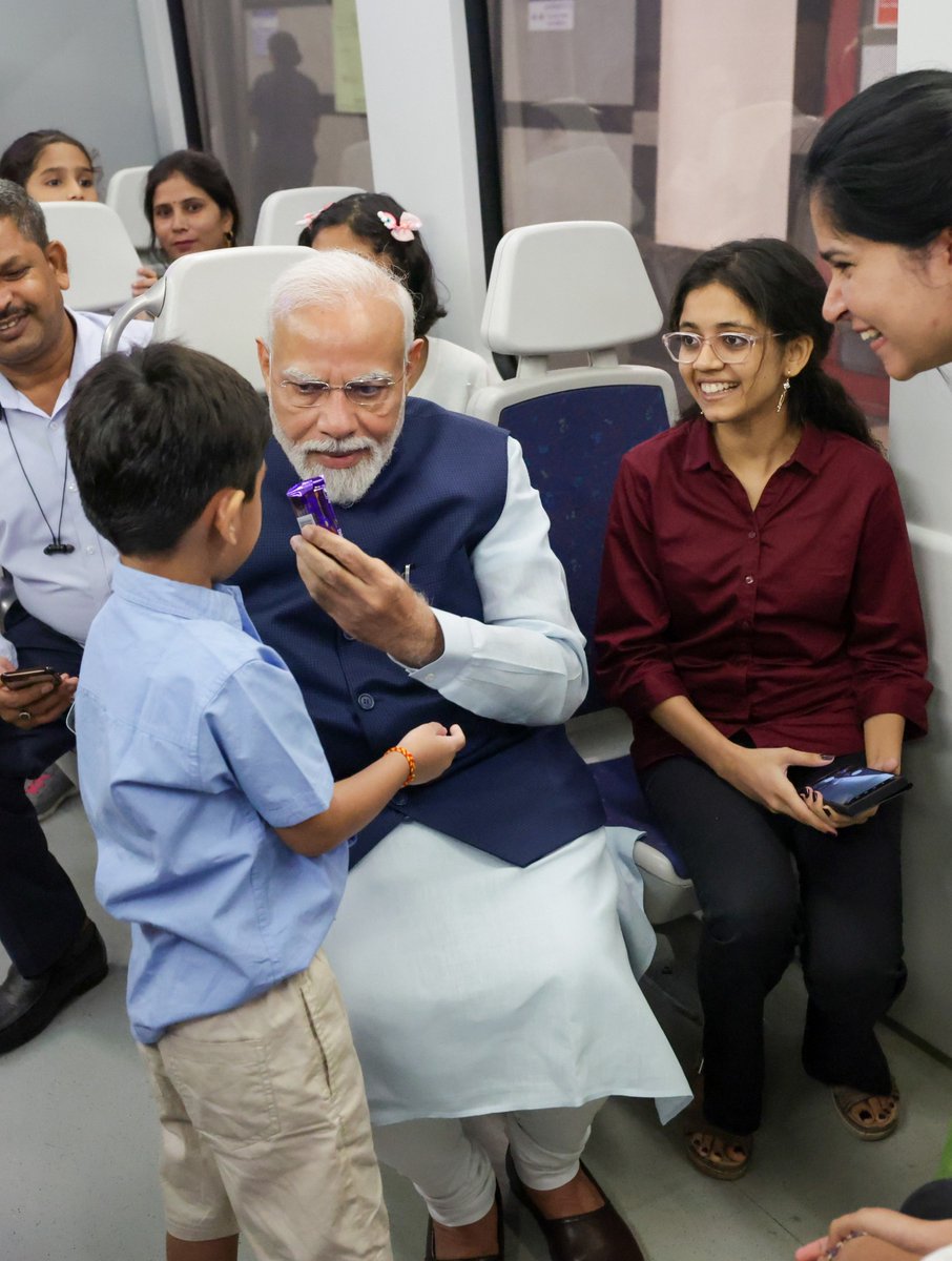 BJP4India's tweet photo. जन्मदिन के अवसर पर अपने परिवारजनों के साथ देश के प्रधान सेवक के कुछ मनमोहक पल। 

#HappyBdayModiJi #SevakBharatKa https://t.co/PCk9HHei1L