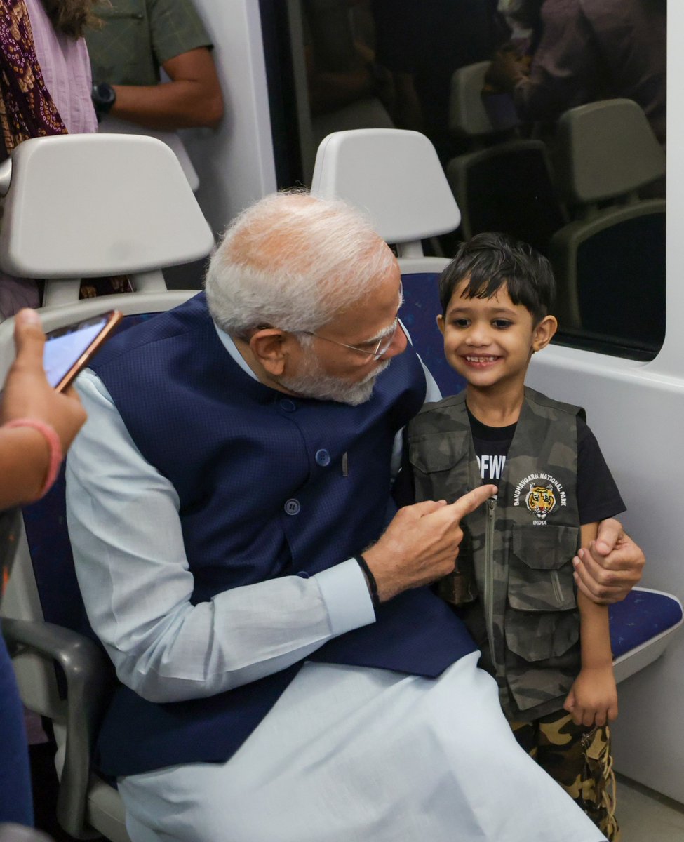 जन्मदिन के अवसर पर अपने परिवारजनों के साथ देश के प्रधान सेवक के कुछ मनमोहक पल। 

#HappyBdayModiJi #SevakBharatKa