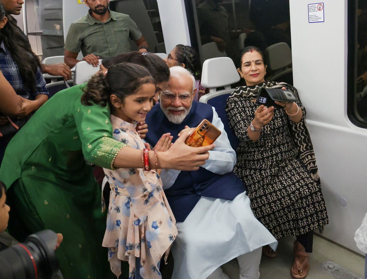 BJP4India's tweet photo. जन्मदिन के अवसर पर अपने परिवारजनों के साथ देश के प्रधान सेवक के कुछ मनमोहक पल। 

#HappyBdayModiJi #SevakBharatKa https://t.co/PCk9HHei1L