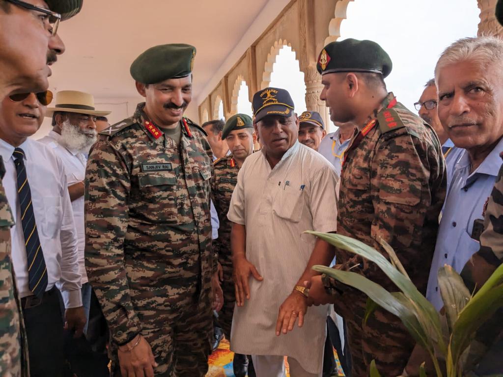 SWComd_IA's tweet photo. "Our Veterans,Our Pride"

ESM Rally at #Nagaur conducted by #RanbankuraDiv, witnessed mega participation of more than 3000 #ESM,NOKs &amp; #VeerNaris. GOC, #ChetakCorps applauded contribution of Veterans towards Nation building &amp; assured our commitment towards their well being. https://t.co/fhn4wVcPTU
