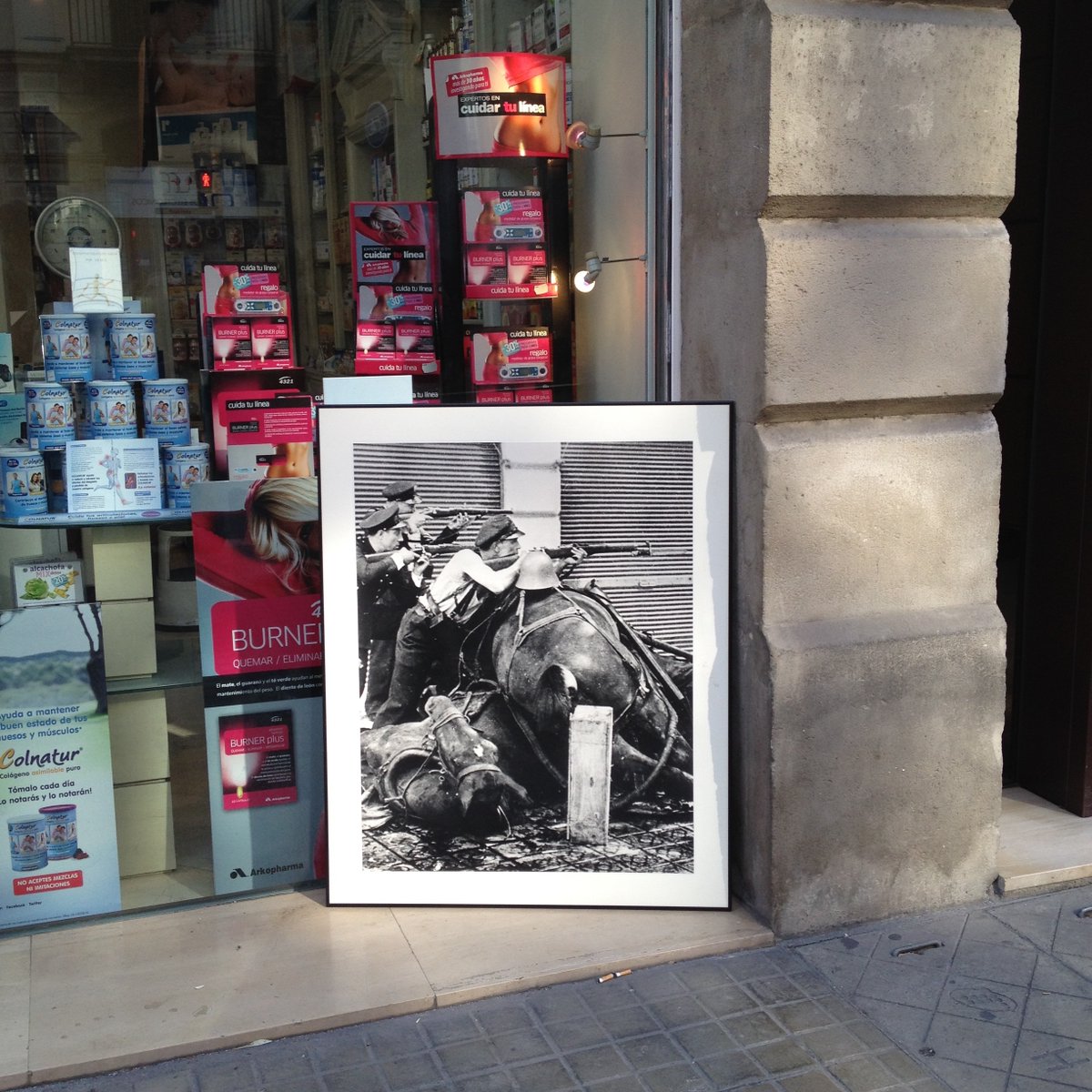ricard_martinez's tweet photo. EXPERIÈNCIA CENTELLES és més que una ruta, una percepció visual i tàctil.
Es basa en les instantànies que el fotoperiodista Agustí Centelles va realitzar durant les 1es hores de la Guerra Civil espanyola.
Veurem aquestes imatges allà on van tenir lloc els fets que representen🧵 https://t.co/nk5eNjbKND