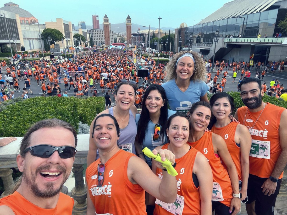 VHIO's tweet photo. 🏃🏻♀️🏃🏻♂️ Avui l'equip #Running4Research de VHIO ens ha representat a la #cursadelamerce 🥇 Gràcies @nadiasago,
@kortizve, @sharevega, @paliamalia, @jdassaf i @robimazzeo per lluir la 🎽 VHIO ‼️
#ResisOncoVH #LaMerce https://t.co/i9VMoAZMpR