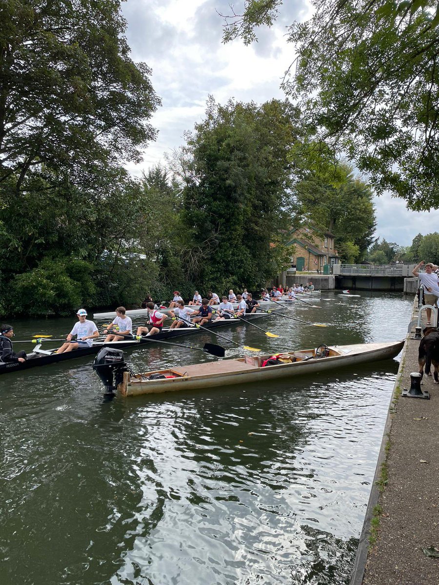 HamptonHollesBC's tweet image. It’s busy at Boulters Lock with @HamptonRowing and @LEHrowing three more locks until it’s lunchtime! @HamptonSchool @LEHSchool @SSChospices 
#pullingtogether
#supportingcommunity
#80milesponsoredrow