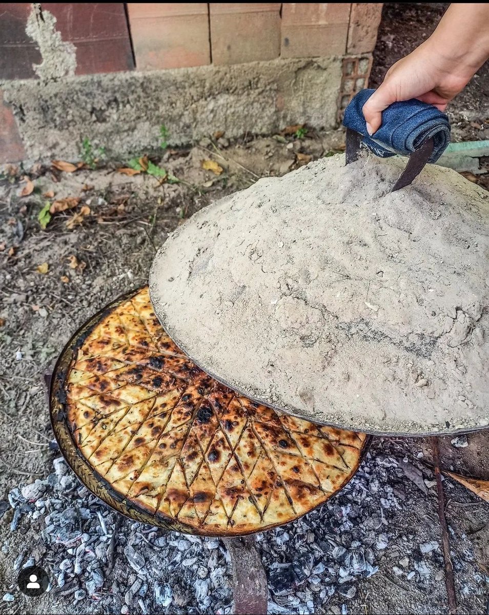 Утро во Скопје
Стануваш од сабајле, се спремаш за на работа и чекаш ред во пекара само за да купиш симит 🤡
Утро во Преспа
Стануваш од сабајле, гледаш сачот нагорен е, се спрема ѓомлезе. Одиш во бавча, си бериш два патлиџани, земаш калап сирење и јадиш како господа. 😊