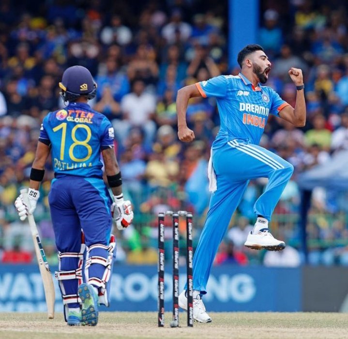 daafuuqq's tweet photo. Dear Srilanka team we know that ye match fixed ha or tum log bikey Howe ho but thora to khelo real lagna chahye 😉🤝
#INDvSL #AsiaCup2023final https://t.co/oosuXOIj5a