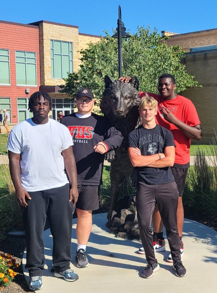 Had an awesome day at @AlverniaU for @AlverniaFB with some of my best teammates! Thank you again @CoachAGuerrero for inviting us out for the game day visit. It's always great to see you, @CoachAzz & the rest of the coaching staff! Watching how you run things & to talking with…