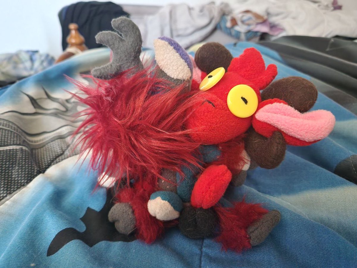 Senor_bulbasaur's tweet photo. Friend Shaped :) 
Plushie made by my amazingly loving bf @DaSoupGuy https://t.co/v5iGgULs45