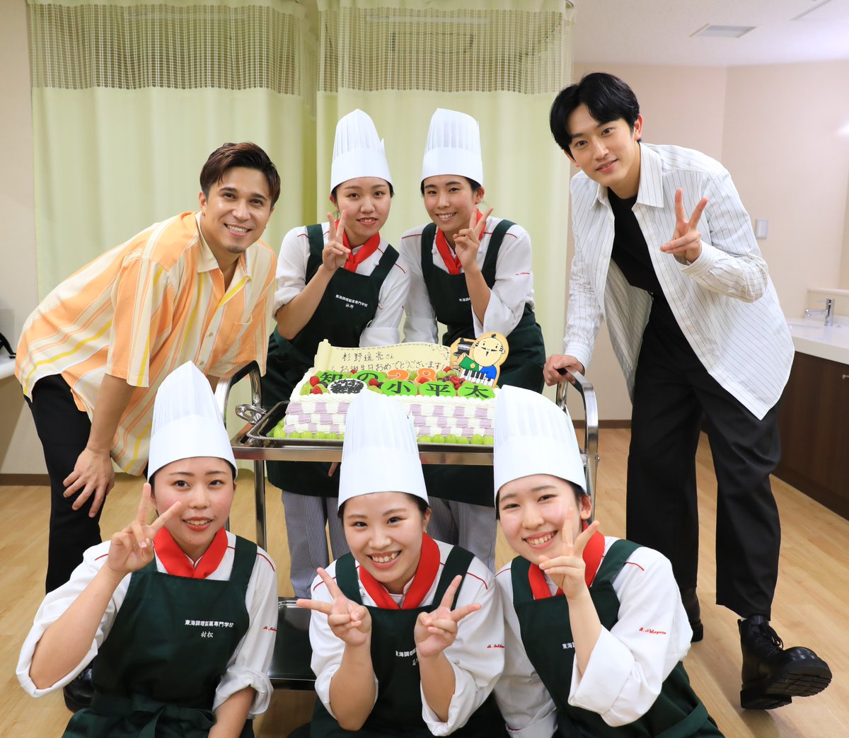 Hamamatsu_PR's tweet photo. 本日開催した大河ドラマ「#どうする家康」スペシャルトーク＆パブリックビューイングで明日誕生日を迎える #杉野遥亮 さんをサプライズでお祝いしました🎊

カラフルでかわいらしいデザインのケーキですね！！
#誕生日ケーキ は #東海調理製菓専門学校 の皆さんに作っていただきました🎂

#浜松市 https://t.co/j80ch8PhVo