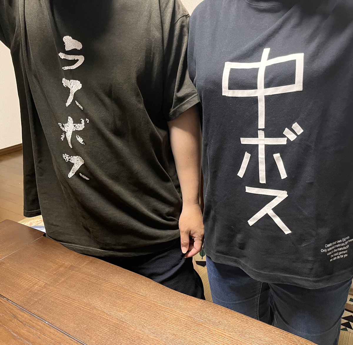 UTENlr's tweet photo. 妹の彼氏が「娘さんを僕にください」
をしに来る大事な日に
これを着てきた俺の両親おもろすぎるだろ
wwwwwwwww https://t.co/ecJahgalfJ
