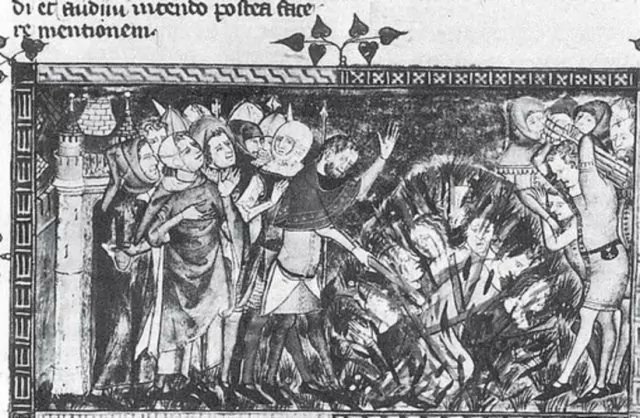 CapdeHistoria's tweet photo. 🗓️Tal Día como Hoy 🗓️

17 de septiembre de 1394, un edicto oscureció las páginas de la historia francesa. Carlos VI, rey de Francia, ordenó la expulsión de todos los judíos de sus dominios, marcando el final de una larga serie de persecuciones y medidas antijudías que habían tenido lugar en el reino durante siglos.

Desde el siglo XIII, la vida de los judíos en Francia estuvo marcada por una creciente animosidad y medidas discriminatorias. Fueron objeto de acusaciones infundadas, como los infames "libelos de sangre", que les imputaban crímenes rituales. Además, enfrentaron restringidos derechos económicos y, en ocasiones, fueron obligados a llevar distintivos visibles para señalar su religión.

Sin embargo, fue en el reinado de Carlos VI cuando la situación alcanzó su punto culminante. Influenciado por la Iglesia y por consejeros que buscaban confiscar las propiedades y riquezas de los judíos, el monarca emitió el fatídico edicto de expulsión. Cientos de familias judías se vieron forzadas a abandonar sus hogares, negocios y posesiones, emprendiendo un éxodo masivo hacia territorios más amigables, como el Imperio Otomano o ciertas regiones de Italia.

Esta no fue la primera vez que Francia había expulsado a sus judíos; ya en 1306, Felipe el Hermoso había emitido una orden similar. Sin embargo, muchos judíos habían regresado después de esa expulsión, atraídos por promesas de protección y mejor trato.

El edicto de 1394 tuvo duraderas repercusiones. Aunque con el tiempo, muchos judíos regresaron a Francia, la comunidad judía no recuperó plenamente su esplendor anterior hasta la Revolución Francesa, que trajo consigo la emancipación y la igualdad de derechos para todos los ciudadanos.

#HistoriaFrancesa #ExpulsiónJudía #Tolerancia #LeccionesDeLaHistoria  #Francia #TalDiacomoHoy