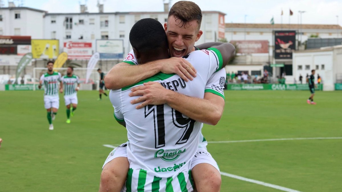 futboldbronce's tweet photo. Lo de @MwepuFrancisco está siendo de absolutos LOCOS 🤯

Hat Trick y pichichi de #PrimeraFederación ⚽ https://t.co/JqGbsjvmNS