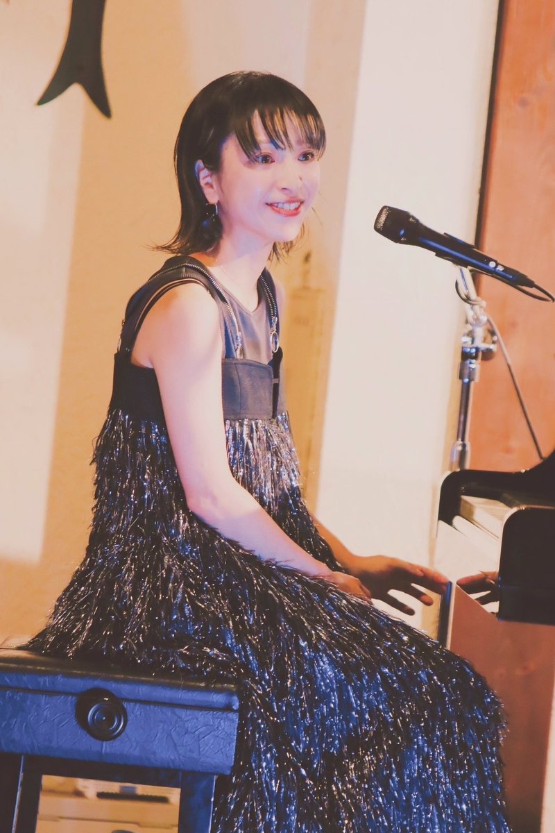 RhwI2otUBGzCu6L's tweet photo. #HELLO40 グランドピアノとなっちゃん🎹🎶 https://t.co/fAfnrMZ7N3