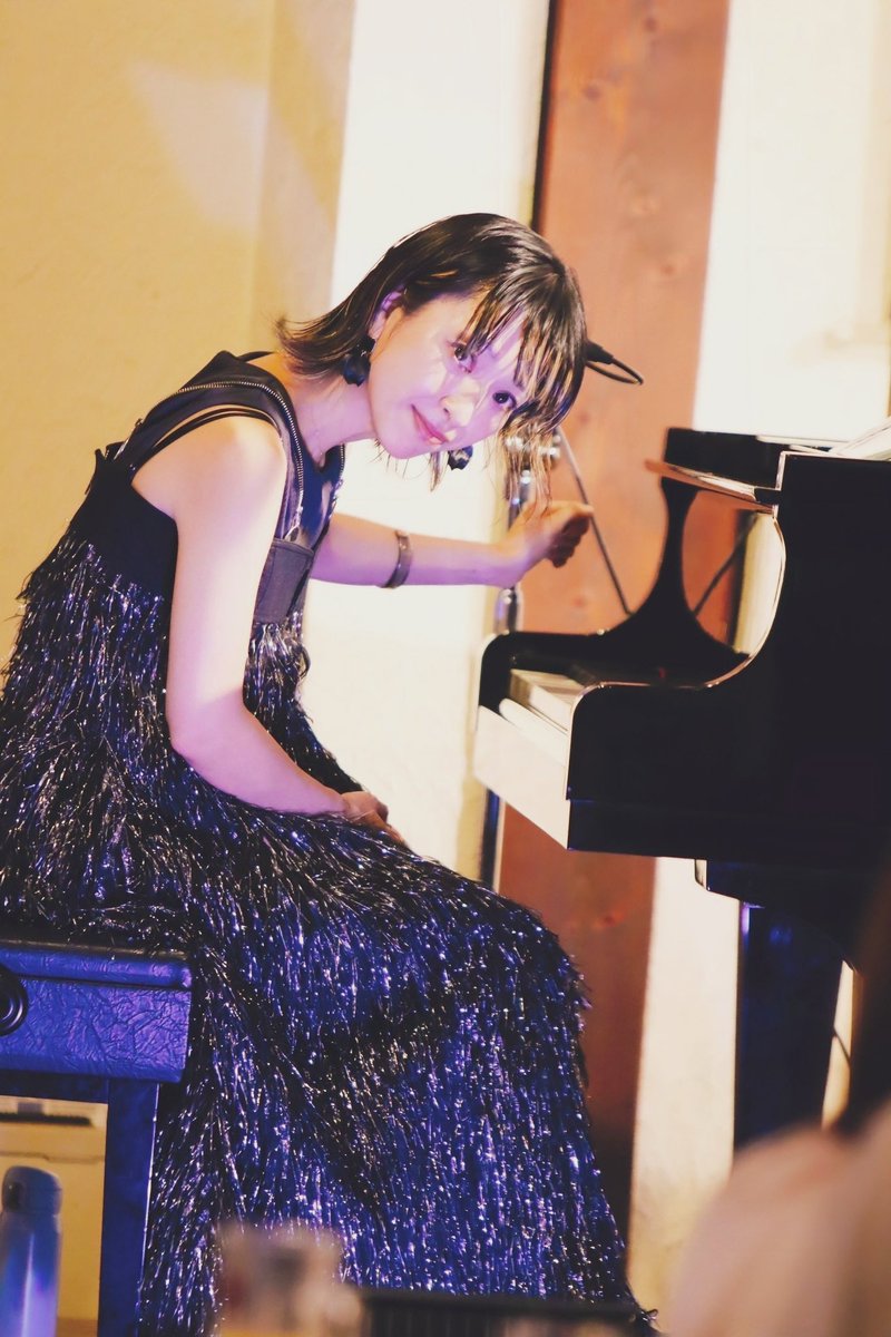 RhwI2otUBGzCu6L's tweet photo. #HELLO40 グランドピアノとなっちゃん🎹🎶 https://t.co/fAfnrMZ7N3