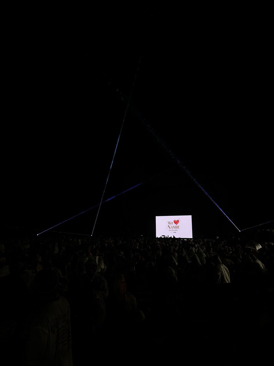 c_738's tweet photo. 花火始まる瞬間サプライズすぎだし
泣いてしまった、花火も途中曲の
合間合間で時間とって様子見ながら
雨降る中どうにか続けてくれようとして
奈美恵コールでみんなで待ってみたり
稲妻光もすごくて雲も多く雨降る中
最後の最後まで諦めずに映像上映と
花火を打ち上げてくださって本当に
ありがとう。 https://t.co/gKYuJuvG3R